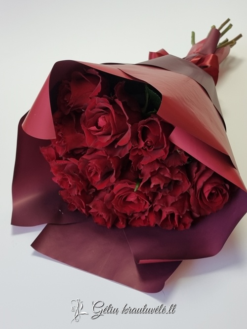 Klasikinė raudona rožių puokštė nuotrauka 0