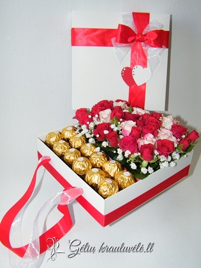Saldainiai Ferrero ir baltos-raudonos rožės dėžutėje su pristatymu Klaipėdoje