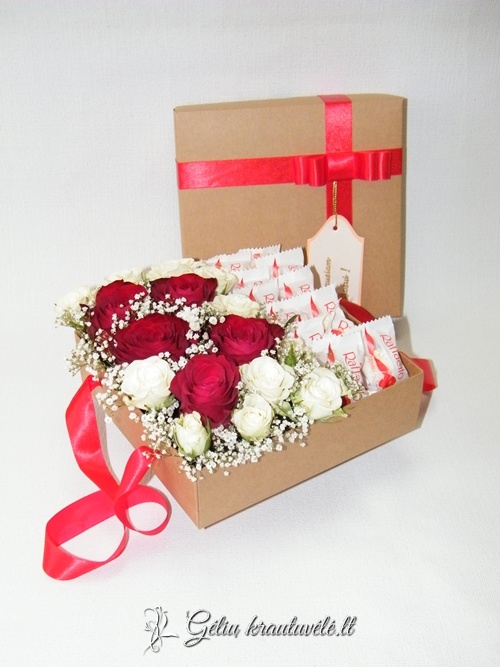 Kompozicija dėžutėje baltos raudonos rožės su raffaelo