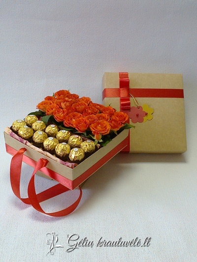 Saldainiai ir oranžinės rožės dėžutėje su pristatymu Klaipėdoje